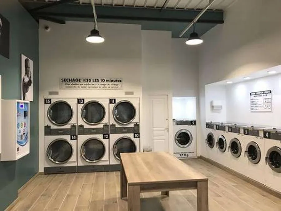 Laverie Angoulins-sur-Mer — intérieur avec machines à laver et sèche-linge