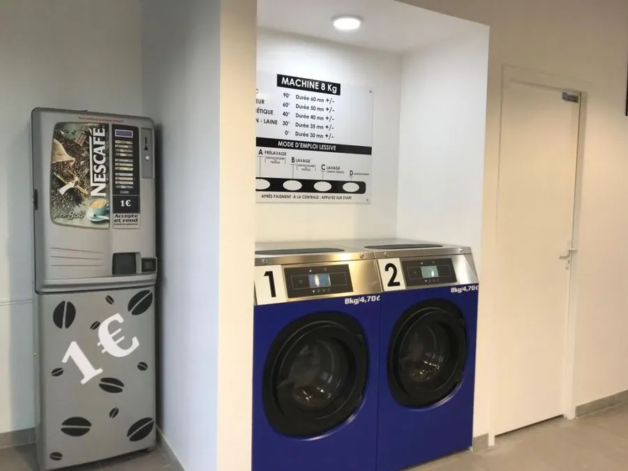 Laverie Aytré — intérieur avec machines à laver et sèche-linge