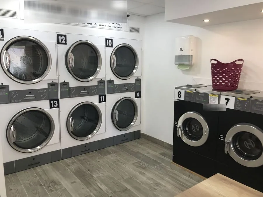 Laverie La Rochelle centre-ville — intérieur avec machines à laver et sèche-linge