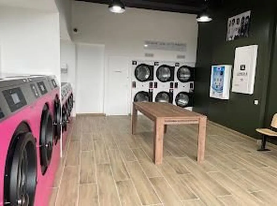 Laverie Lagord — intérieur avec machines à laver et sèche-linge