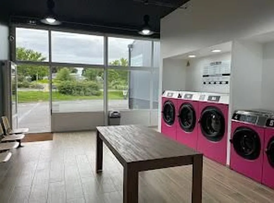 Laverie Lagord — intérieur avec machines à laver et sèche-linge