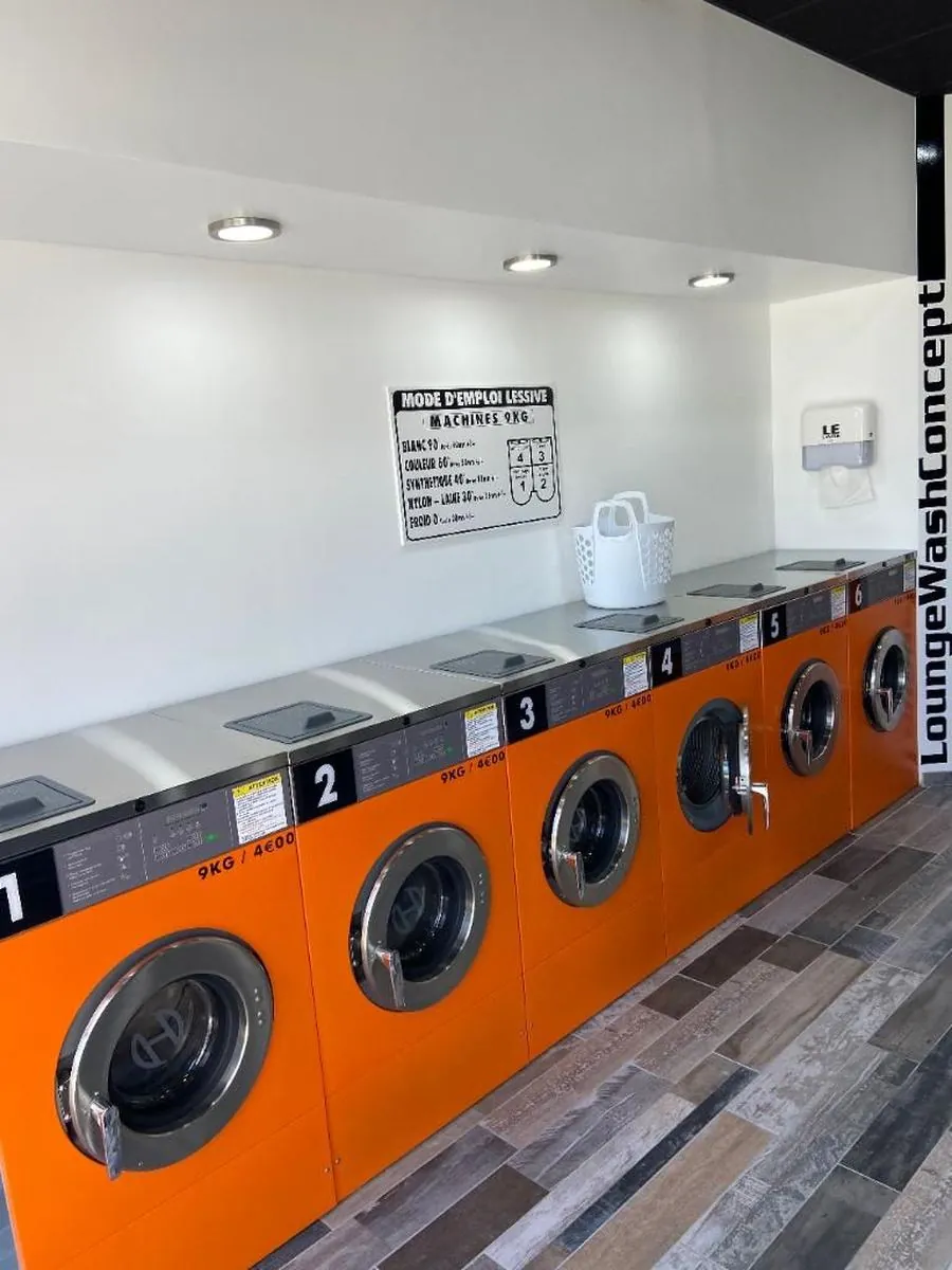 Laverie Port des Minimes — intérieur avec machines à laver et sèche-linge