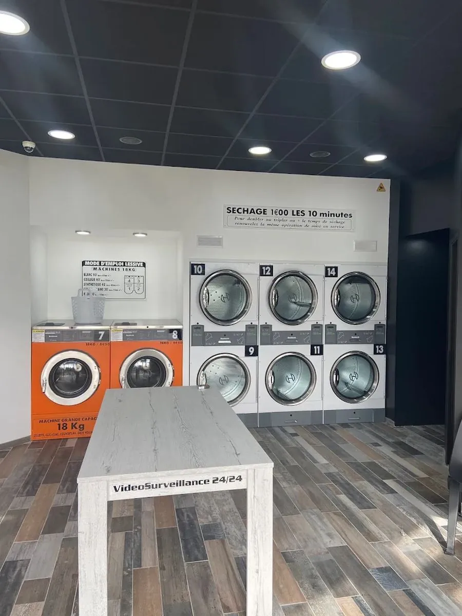 Laverie Port des Minimes — intérieur avec machines à laver et sèche-linge