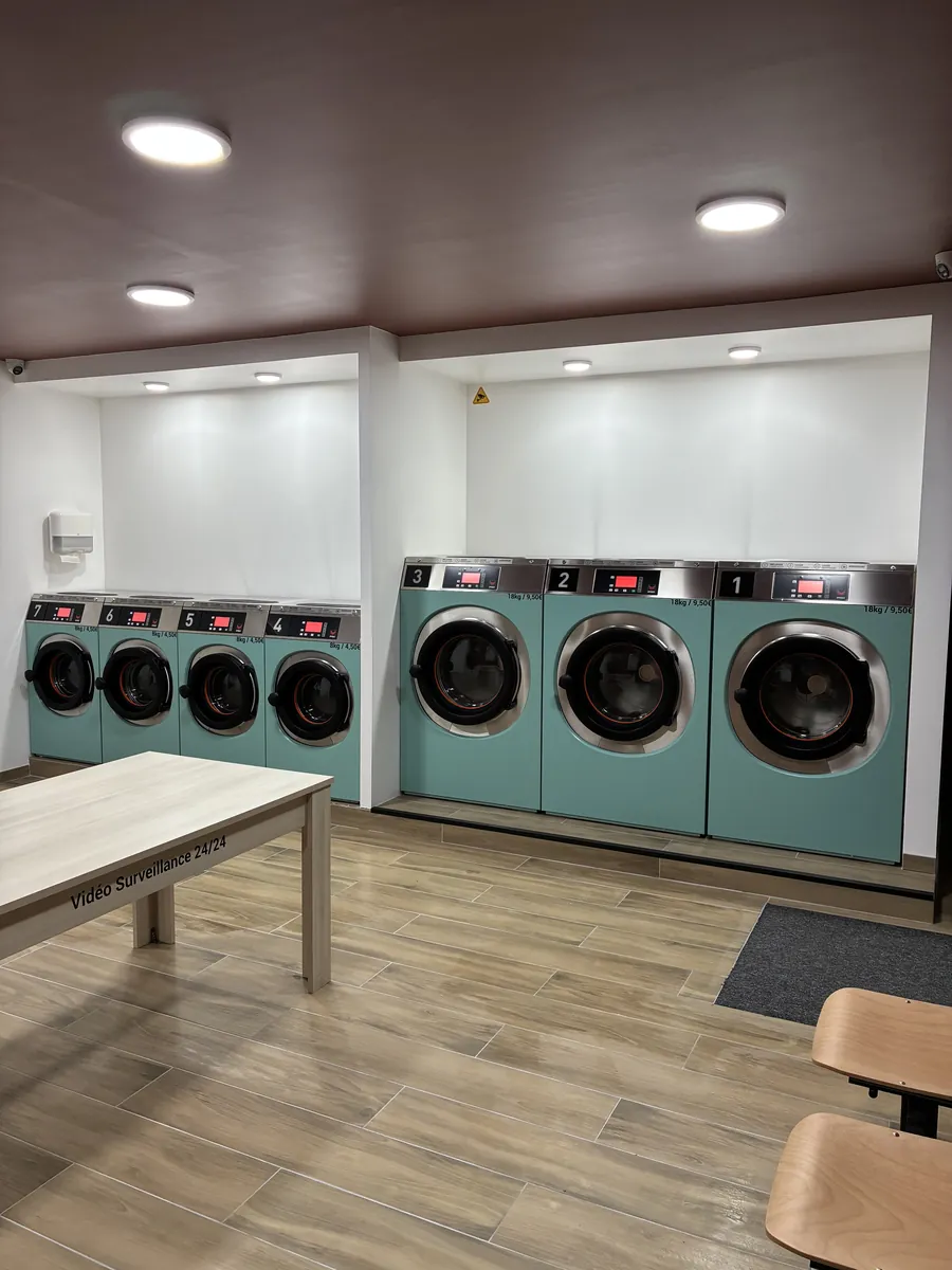 Laverie Mireuil — intérieur avec machines à laver et sèche-linge