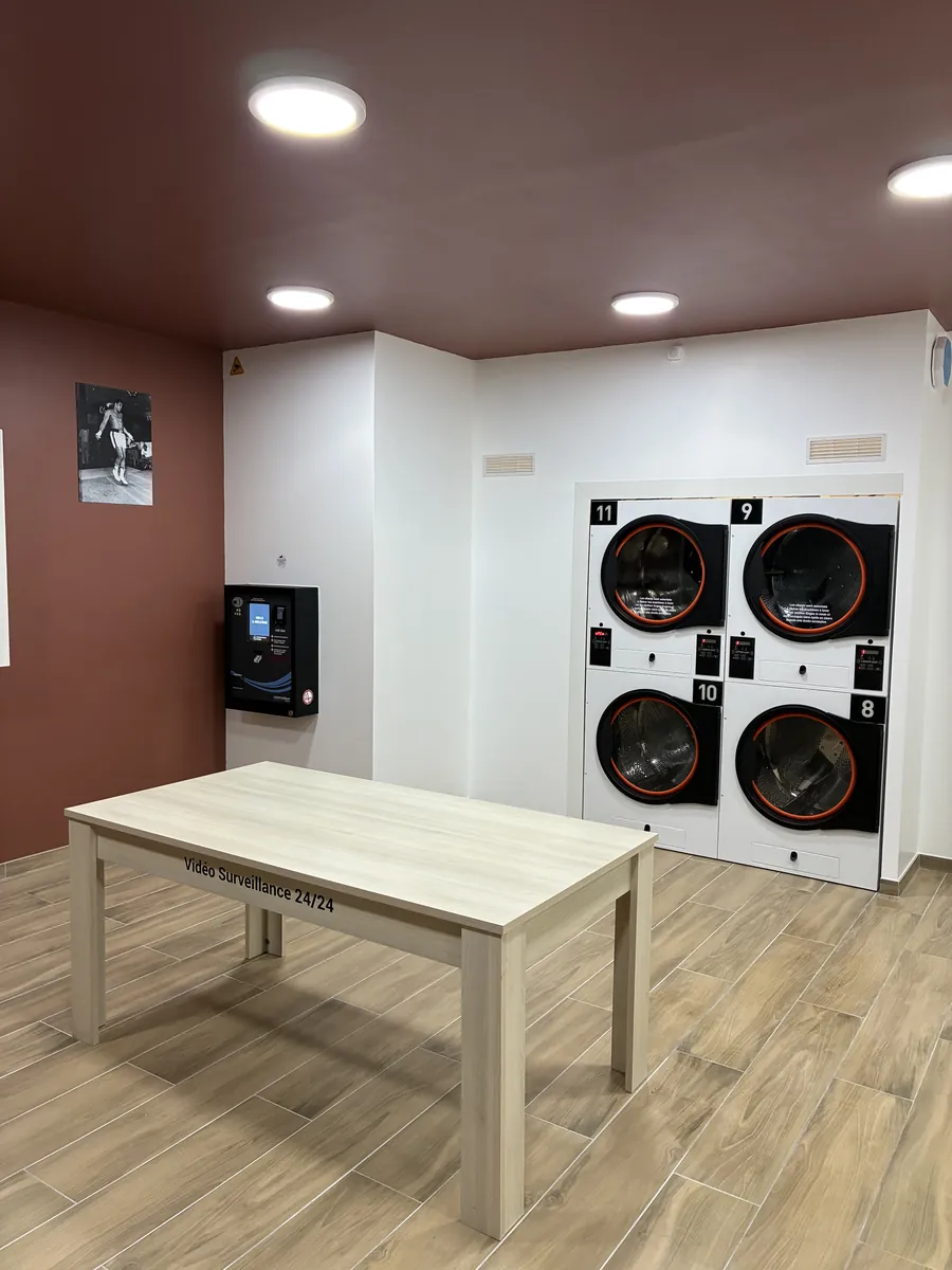 Laverie Mireuil — intérieur avec machines à laver et sèche-linge